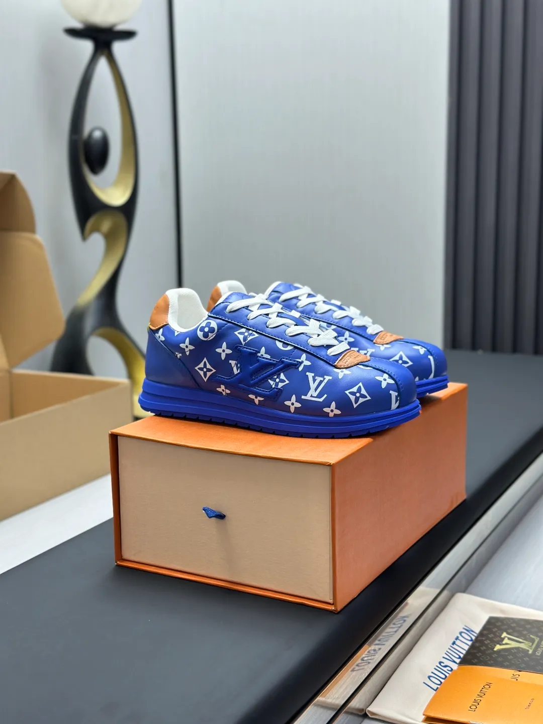 👟👟Ex-factory price 680👟👟 Full set of packaging with airplane box💰Top version LV-Louis Vuitton-classic catwalk new style 1:1 development replica of the original version! ! The upper foot is very comfortable. It is made of luxurious materials and fine workmanship. The midsole is printed with English letters "Made in Europe". The upper is made of calfskin imported from Italy. The side is decorated with the brand's LOGO and signature. The latest latex foot pads and mesh lining make the foot feel super comfortable. The original two-color TPU combination outsole is specially provided by the original factory. Bag technology Goodyear stitched edges Fabric: Exclusive customized first-layer cowhide Accessories: Exclusive private model Vuitton logo, lining: Customized silk mesh lining - first-layer silk cowhide lining Outsole: TPU combination outsole wear-resistant, non-slip and anti-yellowing Foot pads: new latex pads-mesh sweat-absorbent Counter technology: fully computerized sewing machine wire drawing Toe box back cover Hot and cold shaping Full set of pull-top lasts with medium and low logo patterns Special counter packaging - shoelaces, certificate, card, instructions, certificate of quality, dust bag, the most complete packaging on the entire network, women's 35-40 men's 38-46 (38/46 customized, non-refundable! GD9916